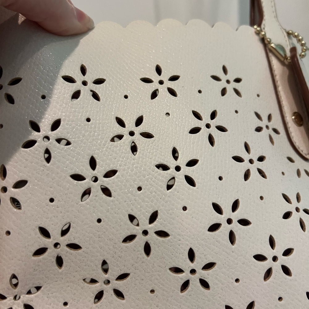 Coach Eyelet Pearlized Off White Leather Tote Bag GUC - Picture 4 of 13